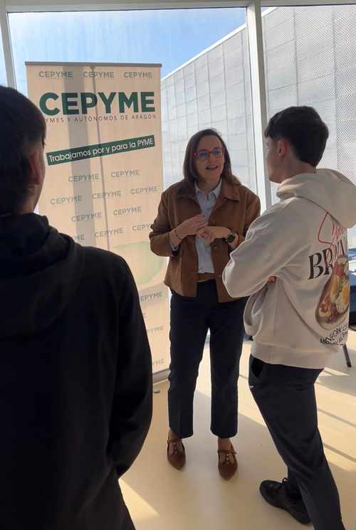 Representaci&oacute;n de CEPYME Zaragoza conversando con j&oacute;venes asistentes en la feria