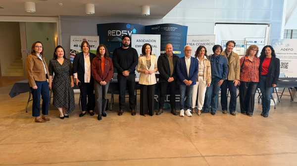 Foto de grupo de representantes y entidades participantes en la Feria del Empleo