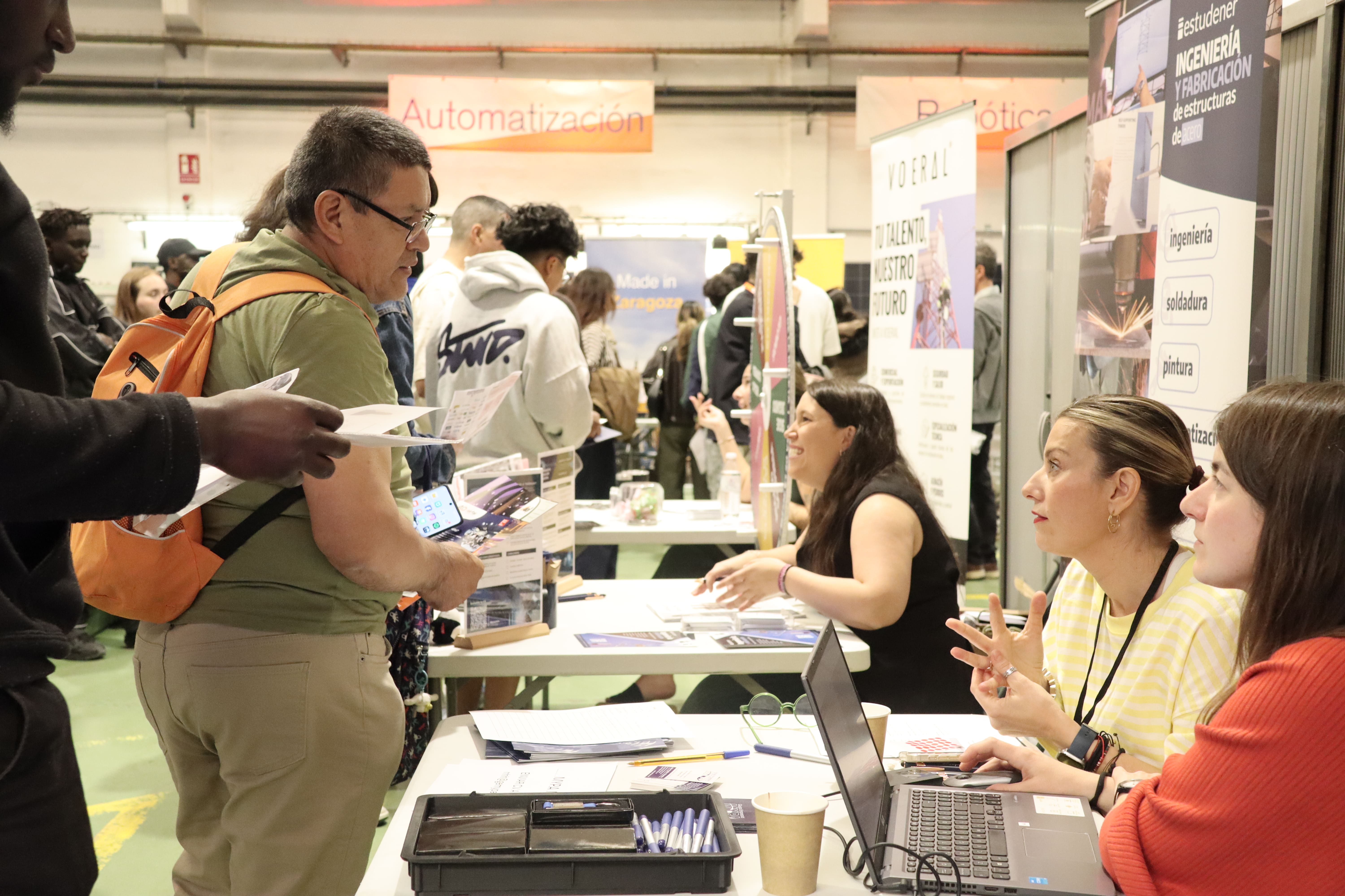 Participantes en la II Feria de Empleo metal&iacute;Zate